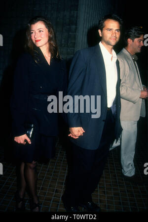 WESTWOOD, CA - le 28 février : actrice Mia Sara et acteur Clayton Rohner assister à Women in Film bénéficier Premiere de 'Angie' le 28 février 1994 à AVCO Theatre à Westwood, en Californie. Photo de Barry King/Alamy Stock Photo Banque D'Images