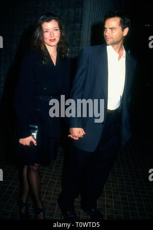 WESTWOOD, CA - le 28 février : actrice Mia Sara et acteur Clayton Rohner assister à Women in Film bénéficier Premiere de 'Angie' le 28 février 1994 à AVCO Theatre à Westwood, en Californie. Photo de Barry King/Alamy Stock Photo Banque D'Images