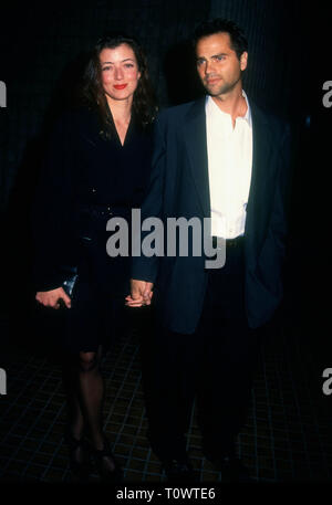 WESTWOOD, CA - le 28 février : actrice Mia Sara et acteur Clayton Rohner assister à Women in Film bénéficier Premiere de 'Angie' le 28 février 1994 à AVCO Theatre à Westwood, en Californie. Photo de Barry King/Alamy Stock Photo Banque D'Images