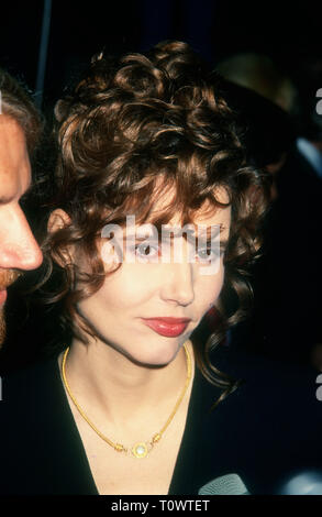 WESTWOOD, CA - le 28 février : L'actrice Geena Davis assiste à Women in Film bénéficier Premiere de 'Angie' le 28 février 1994 à AVCO Theatre à Westwood, en Californie. Photo de Barry King/Alamy Stock Photo Banque D'Images