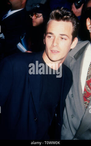 LOS ANGELES, CA - le 23 février : l'Acteur Luke Perry assiste à New Line Cinema's "8 secondes" Création le 23 février 1994 à la DGA Theatre de Los Angeles, Californie. Photo de Barry King/Alamy Stock Photo Banque D'Images