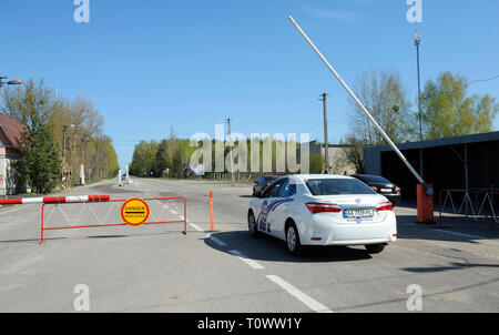 Inscrivez-Danger et pendant la conduite par barrière sur ce point de passage Dytiatky où commence la zone d'exclusion de Tchernobyl, 20 avril 2018.. Dytiatky, Ukraine Banque D'Images