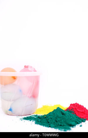 Portrait de couleur organique avec les ballons d'eau dans la benne pour holi festival. Isolé sur le fond blanc. Banque D'Images