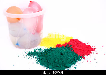 Portrait de couleur holi avec ballons d'eau dans la benne pour holi festival. Isolé sur le fond blanc. Banque D'Images