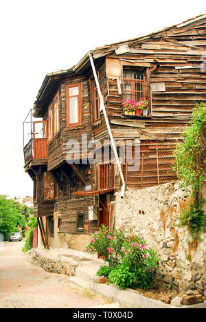 Istanbul, Turquie, 15 Julne 2006 : Ancien Ihsaniye Maisons en bois dans le district de Uskudar Istanbul. Banque D'Images