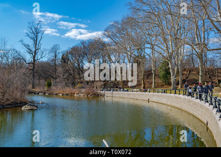 Étang de Prospect Park et bancs avec les gens se reposer sur eux, Brooklyn, New York, Printemps 2019 Banque D'Images