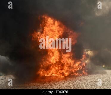 Dangereux, explosif Inferno fire avec, flammes et fumée noircit et tourbillonnent cloud et panaches de fumée. Banque D'Images