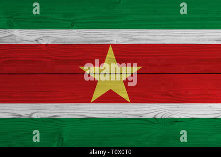 Suriname drapeau peint sur la planche en bois ancien Banque D'Images