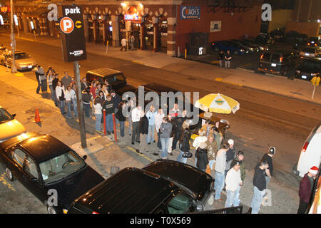 Concert des amateurs sont présentés alignés sur les rues de Hartford en attente d'entrer dans un club pour un concert 'live'. Banque D'Images