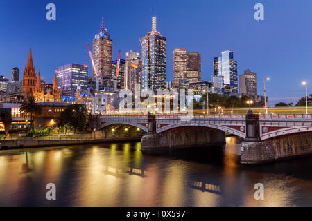 Le point de vue emblématique du CBD de Melbourne de Southbank, Victoria, Australie. Banque D'Images