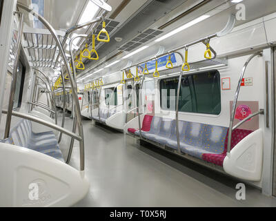 Séoul, Corée du Sud - Mars 22, 2019 : l'intérieur du train à la station de métro Ligne 9 métro de Séoul Banque D'Images