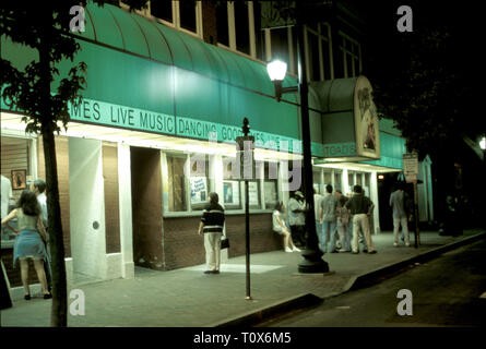 Le légendaire club rock, Toad's Place, à New Haven, Connecticut est montré dans cette photo de nuit. Banque D'Images