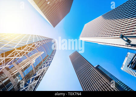 Concept d'affaires de l'Asie de l'immobilier et de la construction - à vue jusqu'au quartier financier, la silhouette des gratte-ciel bleu reflètent Banque D'Images