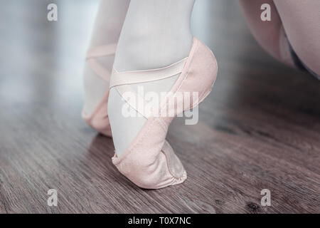 Close up of a pieds debout sur les orteils Banque D'Images