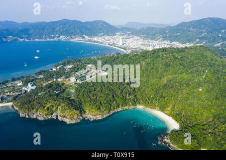 Vue de dessus, superbe vue aérienne de la ville de Patong dans la distance et la belle liberté plage baignée par une mer turquoise et claire. Banque D'Images