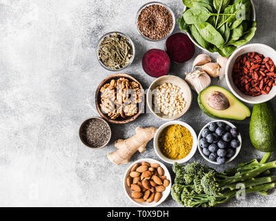 L'alimentation propre en bonne santé - légumes, fruits, noix, de l'air sur un fond gris. Concept de saine alimentation. Banque D'Images