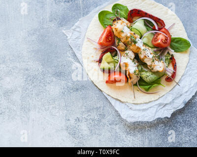 Sur des brochettes de poulet grillées avec sauce metal grec et des légumes frais sur le pain pita. La cuisine grecque. Banque D'Images