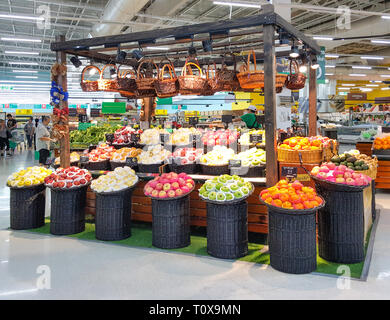 BANGKOK, THAÏLANDE - 9 janvier 2019 : vente de fruits des kiosques dans les supermarché. Bangkok, Thaïlande. Banque D'Images