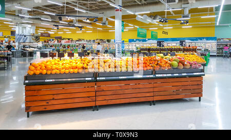 BANGKOK, THAÏLANDE - 9 janvier 2019 : vente de fruits des kiosques dans les supermarché. Bangkok, Thaïlande. Banque D'Images