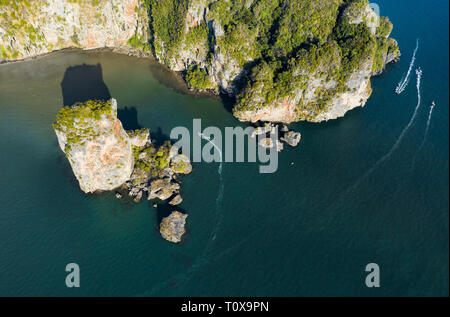 Vue de dessus, superbe vue aérienne de l'Ao Nang Krabi Tour, l'un des plus célèbres du rock formation. Ao Nang, Krabi, Thaïlande. Banque D'Images