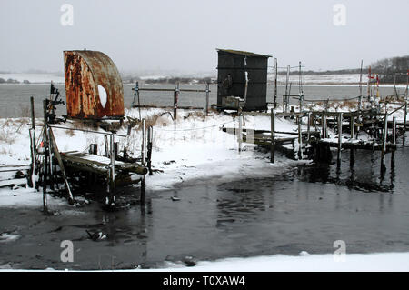 Petit hameau de pêcheurs avec des bateaux, et tous les types d'engins de pêche en hiver. Banque D'Images