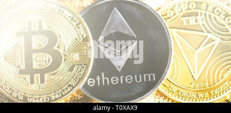 De gros plan, bitcoin ethereum et tron coins cryptocurrency arrière-plan. Blockchain, et le commerce de l'argent virtuel concept. Banque D'Images