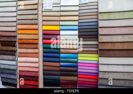 Pièces de cuir et de matières textiles pour l'habillage intérieur et la fabrication de meubles par exemple dans le catalogue de différentes couleurs pour le studio de design. Ma Banque D'Images