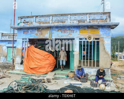 Phan Rang, Vietnam - Jan 27, 2016. Pêcheurs travaillant avec des filets de pêche dans la région de Vinh Hy Bay, Phan Rang, au Vietnam. Phan Rang est l'une des destinations célèbres dans Banque D'Images