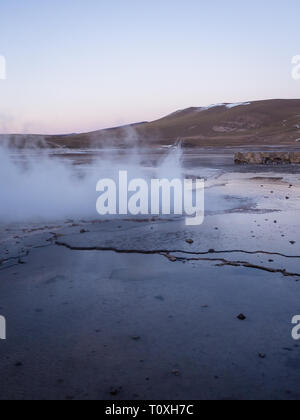 Geysers del Tatio Atacama () et émettant de la vapeur dans les premières heures du matin Banque D'Images