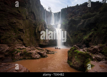 D'Ouzoud ( Cascades d'Ouzoud ) situé dans le village de Grand Atlas, Tanaghmeilt dans la province Azilal au Maroc, Afrique. Banque D'Images