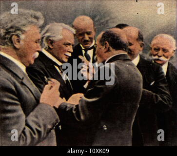 La politique, conférences, conférence de Gênes, 10.4. - 19.5.1921, le Premier ministre britannique David Lloyd George en conversation avec le président de la Commission des réparations, Louis Barthou, photographie couleur carte cigarette, série 'Die Nachkriegszeit', 1935, la guerre la réparation, dommages de guerre, de discussion, de débats, homme politique, politiciens, entente, alliés, l'Italie, la Grande-Bretagne, la France, l'Allemagne, Reich allemand, République de Weimar, les gens, les années 1920, 20e siècle, de la politique, de la politique, conférence, conférences, Gênes, Genova, Premier Ministre, les premiers ministres, Additional-Rights Clearance-Info-convention,-Not-Available Banque D'Images