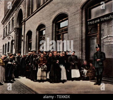 Les gens, de la misère et de l'adversité, scareness alimentaire, les femmes faisant la queue pour la nourriture, juillet 1923, photographie couleur, carte de cigarette, série 'Die Nachkriegszeit', 1935, de pénurie alimentaire, carence, pénurie, l'alimentation, aliments, ligne d'attente, attente, attente, l'Allemagne, l'Empire allemand, la République de Weimar, 1920, 20e siècle, couleur, coloré, après-guerre, après-guerre, après-guerre, après-guerre, historique, historique, la gestion de la file d'attente,,, Additional-Rights Clearance-Info-Not-Available- Banque D'Images