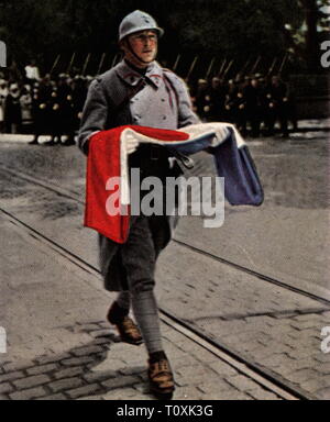 L'occupation des alliés de la Rhénanie 1918 - 1930, les troupes françaises sont l'évacuation de Mayence, avril 1930, d'un soldat avec le drapeau tricolore, tiré vers le bas de la photo couleur, carte de cigarette, série 'Die' Nachkriegszeit, 1935, entente, militaire, l'occupation, la puissance occupante, puissances occupantes, decampment, mars-off, marchant à pied, marche-arrêt, marche-arrêt, marche, marche, marche, marche, drapeau, drapeaux, Rhénanie, France, Rhénanie-Palatinat, Rhénanie Palatinat, Rhénanie-Palatinat, Hesse, Allemagne, Reich allemand, République de Weimar, les gens,, Additional-Rights Clearance-Info-Not-Available- Banque D'Images