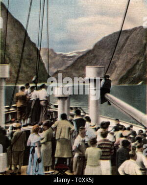 Le nazisme / National-socialisme, organisations, Deutsche Arbeitsfront (DAF, Front allemand du travail), Kraft durch Freude (la force par la joie, KdF), voyage, croisière en mer avec le navire KdF 'Der Deutsche' pour la Norvège, 1934, photographie couleur, carte de cigarette, série 'Die' Nachkriegszeit, 1935, navire, bateau, navire, navire voyage voyages, vacances, location, vacances, loisirs, temps libre, temps libre, fjord, fiord, Firth, fiard, admission, les fjords, les fjords, les croisières du fjord, Nazi, nazisme, l'Allemagne, l'Empire allemand, Troisième Reich, personnes, 20e siècle, années 1930, organisations, société Additional-Rights Clearance-Info,--Not-Available Banque D'Images