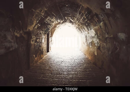 Vue de quelques vieux murs en pierre avec passage d'archeway, ancienne chaussée et une lumière au bout du tunnel. La galerie menant à eux pour tom Banque D'Images