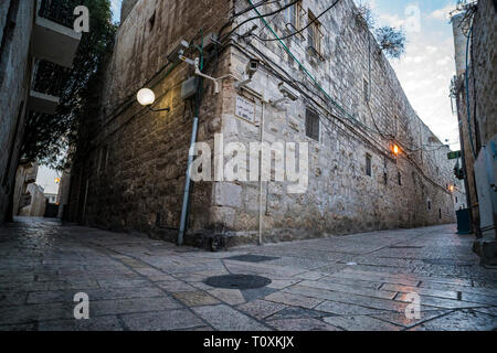 Route déserte carrefour en vieille ville de Jérusalem, Israël. Les rues vides de l'ancienne ville tôt le matin. Voyageant à Jérusalem. Et Historique Banque D'Images