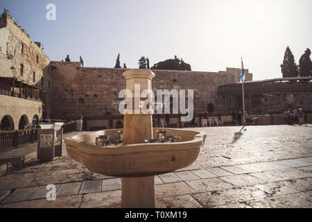 Grues avec de l'eau et un rituel spécial tasses pour le lavage des mains à proximité de mur ouest, un important site religieux juif de Jérusalem. Israël Banque D'Images