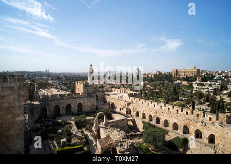 Vue panoramique de la tour de David au printemps dans la vieille ville de Jérusalem, Israël. Tour de David sur le mur sud de Jérusalem Banque D'Images