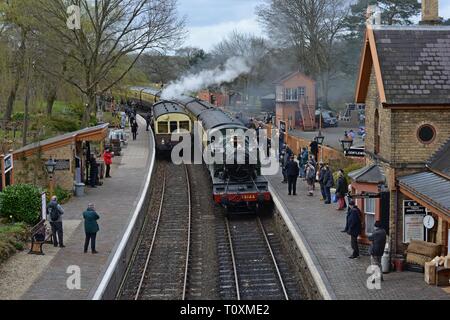 GWR Autotrain et pannier tank & GWR locomotive 4144 avec les entraîneurs de GWR Arley station au Severn Valley Railway Shropshire Gala du Printemps 2019 Banque D'Images