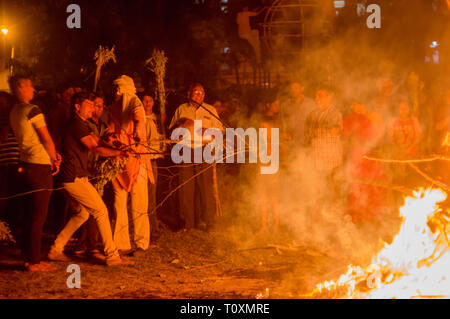 Les gens d'un bâton représentant la figure mythique de Prahlad de holi bonfire Banque D'Images