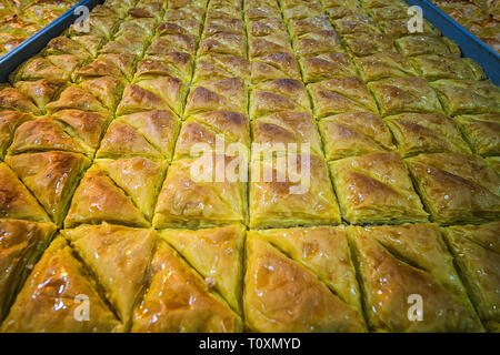 Close up of bakery feuille avec de nombreux morceaux de pâte sucrée paff. Plateaux de boulangerie avec des tartes sucrées carrés avec le remplissage. Magasin de vente de confiserie cook Banque D'Images