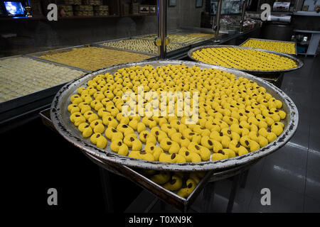 Baklava sur le plateau rond à boulangerie israélien. Boulangerie Eastern Delights et exposés à la vente dans certains magasins de confiserie à Jérusalem. Essayer c arabes Banque D'Images