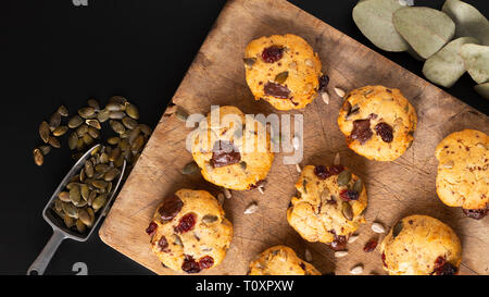 Concept d'aliments sains mélange des grains entiers biologiques sur planche de bois énergie cookies with copy space Banque D'Images