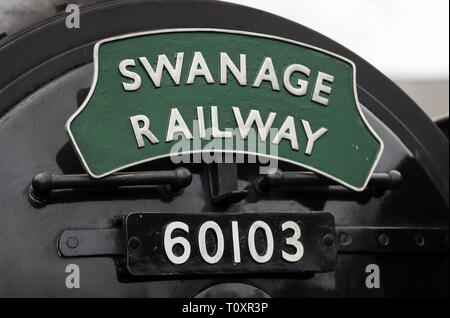 Un chemin de fer Swanage signe sur l'avant de l'Flying Scotsman durant sa visite au chemin de fer Swanage dans le Dorset. The Flying Scotsman a été achetée par le Musée National du chemin de fer en 2004, et restauré dans un £4.2 millions, dix ans financé par le National Heritage Memorial Fund et le Heritage Lottery Fund ainsi que de dons du public. Banque D'Images