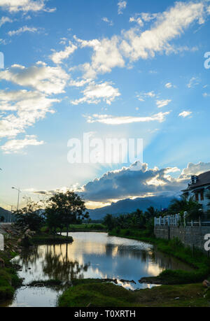 Coucher du soleil sur le lac avec des montagnes à Nha Trang, Vietnam. Banque D'Images