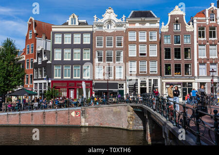 Maisons hollandaises typiques, des cafés et des boutiques le long du canal Prinsengracht à Amsterdam, aux Pays-Bas. Banque D'Images