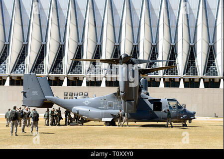 U.S. Air Force Academy - - UN CV-22 Osprey met en place un affichage statique sur le sol de mosaïque le 20 mars 2019 pour présenter l'appareil. Le Balbuzard est posé sur le sol de mosaïque et les cadets ont été en mesure de parler l'équipage et tour de l'avion. (U.S. Air Force photo/Darcie L. Ibidapo) Banque D'Images