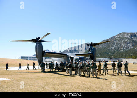 U.S. Air Force Academy - - Cadets d''un CV-22 Osprey le 20 mars 2019, lors d'une manifestation pour présenter l'appareil. Le Balbuzard est posé sur le sol de mosaïque et les cadets ont été en mesure de parler l'équipage et tour de l'avion. (U.S. Air Force photo/Darcie L. Ibidapo) Banque D'Images