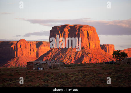 Une butte de grès rouge au coucher du soleil près de Monument Valley Village de tipis, Oljato-Monument Valley, San Juan County, Utah, l'Amérique Banque D'Images