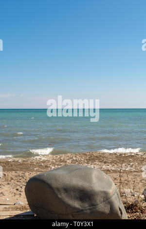 Plage de galets le long de la rive du lac michigan. Début du printemps/fin de l'hiver. Racine, Wisconsin. Banque D'Images